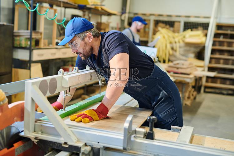 专注的技艺 走进年轻家具工人的维修日常